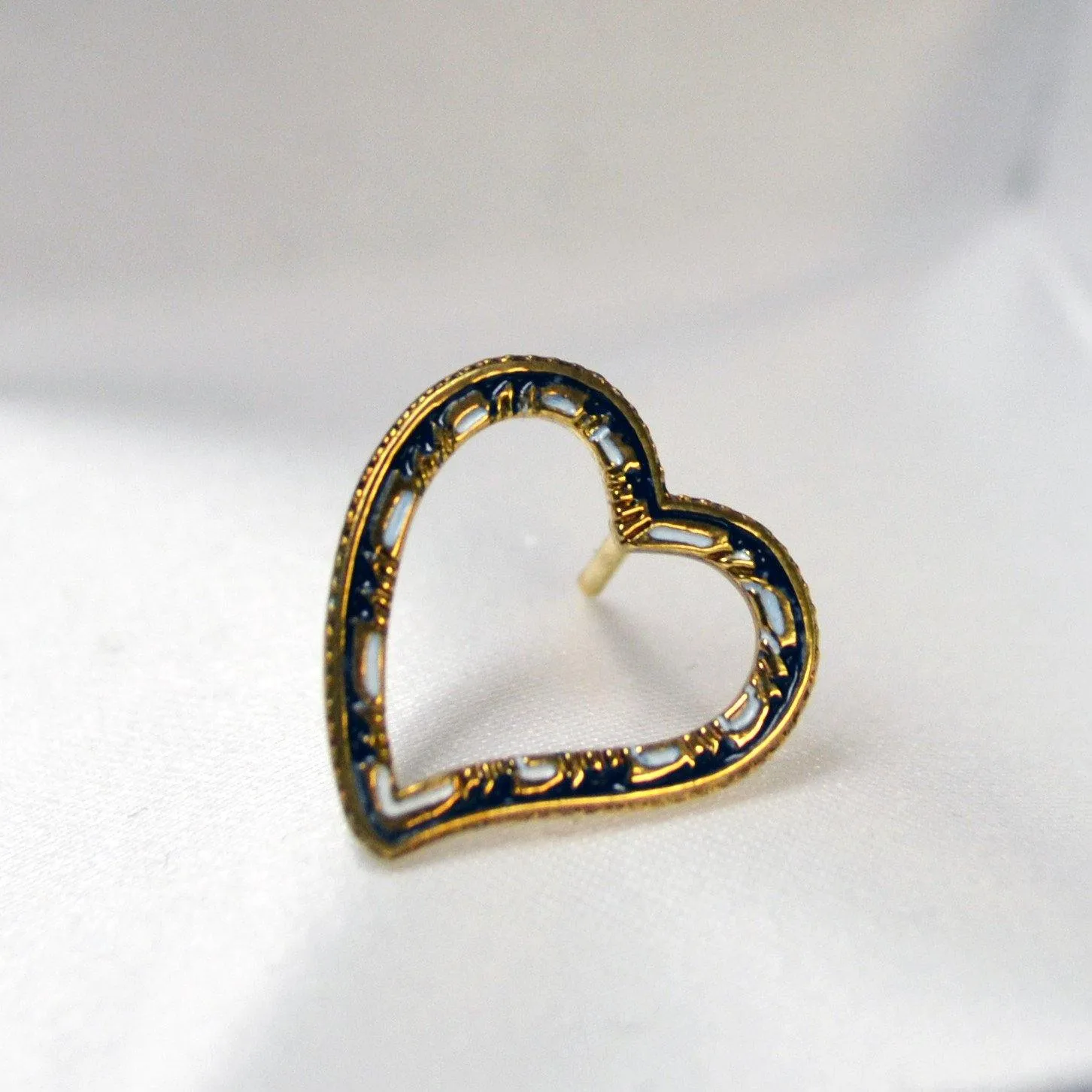 Martha Washington Heart Lapel  - 21636